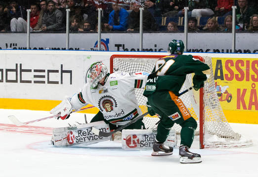 Frölundas målvakt Lars Johansson räddar Färjestads Toni