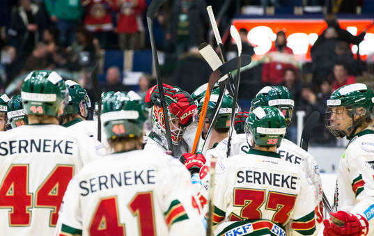 Frölundas spelare firar segernunder ishockeymatchen i SHL