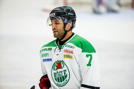 Rögles Andre Deveaux blundar