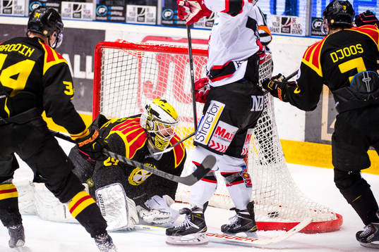 Örebros Derek Ryan gör 3-1 bakom Brynäs målvakt