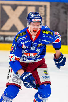 Oskarshamns Anton Blomqvist grinar illa