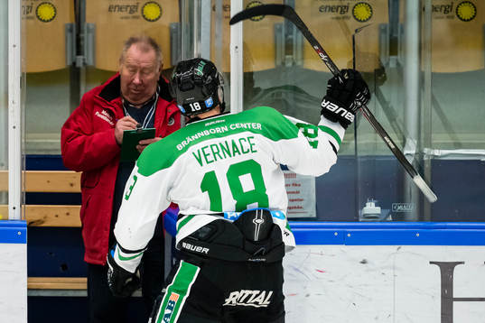 Rögles Mike Vernace visar känslor