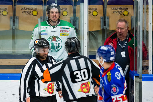 Rögles Mike Vernace visar känslor mot domare Johan Häll