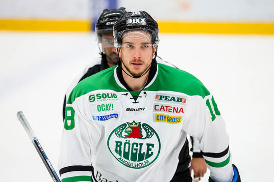 Rögles Mike Vernace visar känslor mot domare Johan Häll