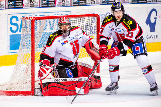 Julius Hudacek, målvakt i Örebro, och Tomas Skogs