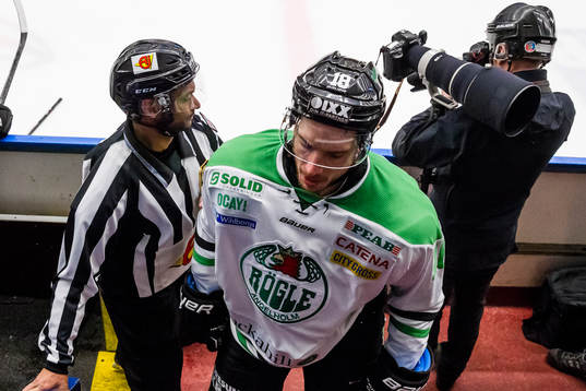 Rögles Mike Vernace visar känslor mot domare Johan Häll