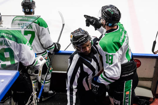 Rögles Mike Vernace visar känslor mot domare Johan Häll