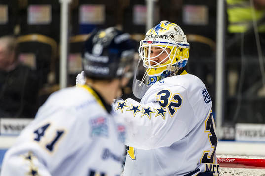 s målvakt Gustaf Wesslau skriker åt Chris Campoli när
