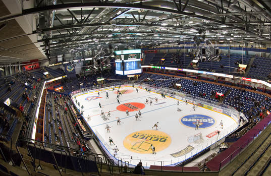 Spelarna värmer upp i Löfbergs Arena