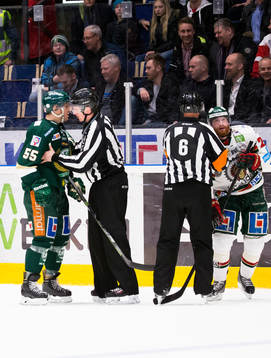 Färjestads Rickard Wallin i bråk med Frölundas Mattias