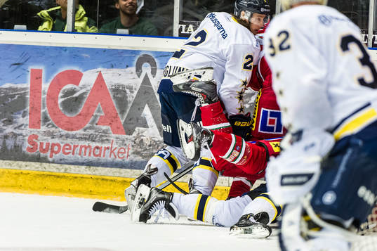s målvakt Gustaf Wesslau tittar på när Modo spelaren