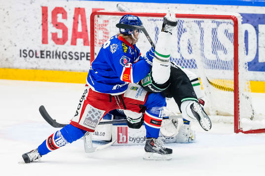 Oskarshamns Emil Kristensen Löjborg tacklar Rögles Emil