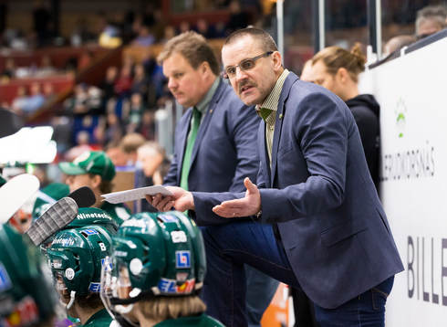 Färjestads tränare Tommy Samuelsson gestikulerar i båset