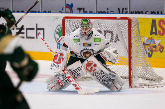 Frölundas målvakt Lars Johansson fokuserar puck