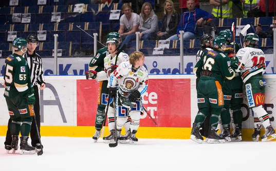 Färjestads Rickard Wallin i bråk med Frölundas Mattias