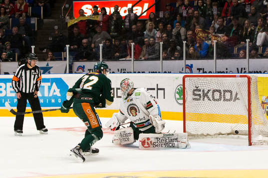 Färjestads Per Åslund sätter straffen bakom Frölundas