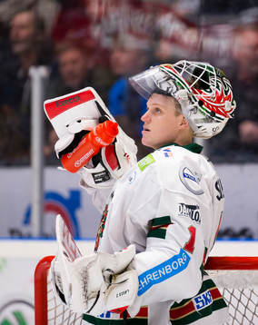 Frölundas målvakt Lars Johansson med mask i pannan