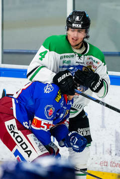 Gruff mellan Rögles Alen Bibic och Oskarshamns Lukas