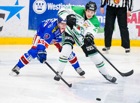 Rögles Emil Molin jagas av Oskarshamns Victor Öhman