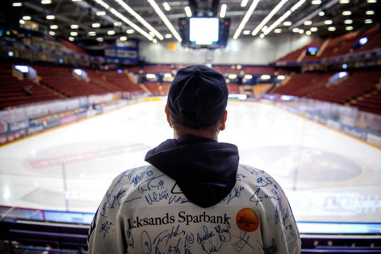 En känd profil inom Leksands supoerstars blickar ut över