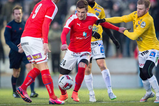 Kalmars Filip Sachpekidis avlossar ett skott.under