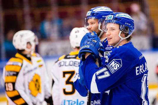 Leksands Simon Erlandsson före ishockeymatchen i SHL