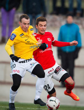 Kalmars Filip Sachpekidis  och Falkenbergs Calle Wede i kamp