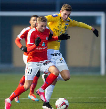 Kalmars Jonathan Ring och Falkenbergs Gustaf Nilsson i kamp