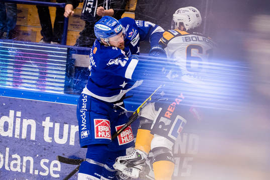 i150225 Leksands Viktor Mårtensson tacklar Skellefteås