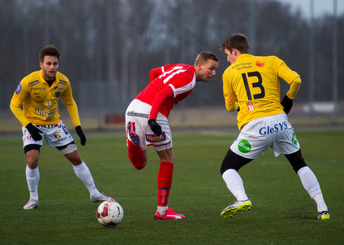 Kalmars Jonathan Ring klackar förbi Falkenbergs Adam