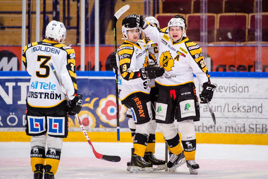 Skellefteås Andrew Calof och Janne Pesonen jublar