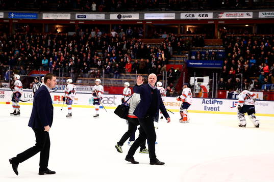 Linköpings tränare Roger Melin vinkar och lämnar isen