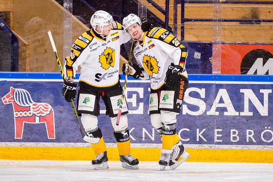 Skellefteås Martin Sevc och Axel Holmström jublar