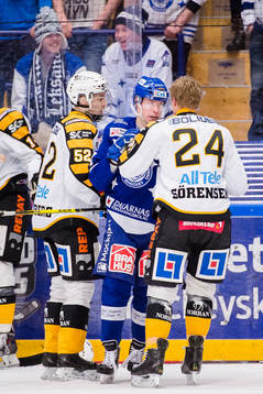 Skellefteås Arvid Lundberg lämnar båset och ger sig in i