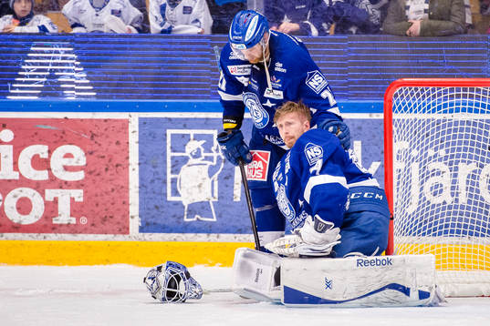 Leksands Mattias Ritola tar hand om Leksands målvakt