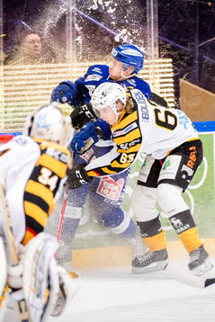 Leksands Patrick Cehlin tacklas utav Skellefteås Sebastian