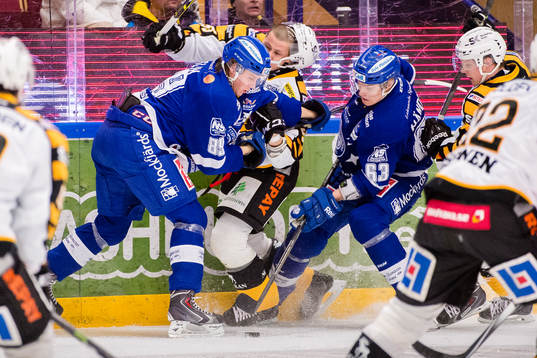 Leksands David Åslin och Fredrik Händemark i en kamp mot