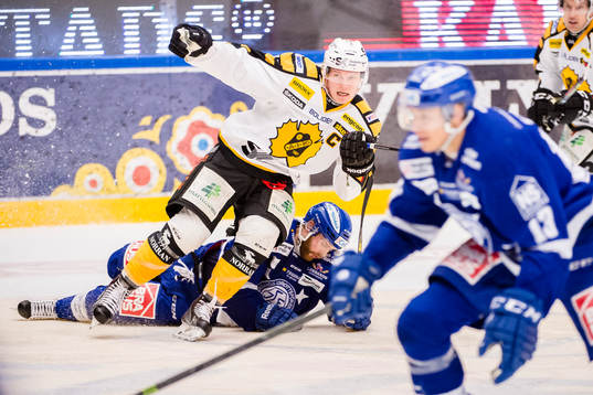 Skellefteås Patrik Zackrisson tar sig förbi Leksands