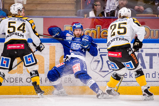 Leksands Mattias Guter tacklas