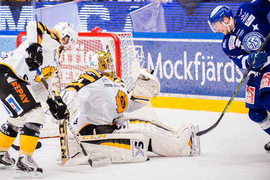 Leksands Linus Hultström försöker göra mål bakom Erik