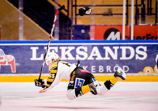 Skellefteås Sebastian Aho faller och tappar ena handsken