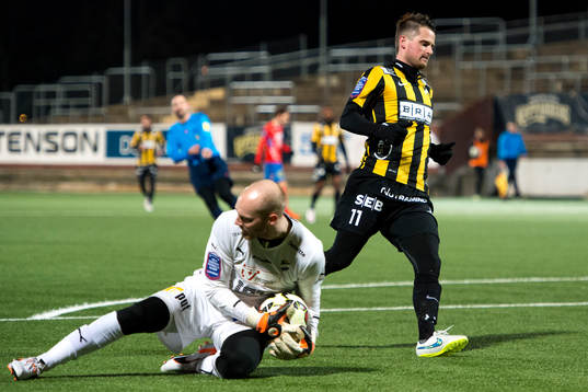 Östers målvakt Rasmus Rydén tar bollen och Häckens