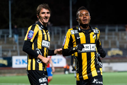 Häckens Dardan Rexhepi och Nasiru Mohammed jublar