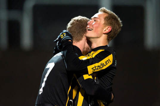 Häckens Simon Gustafson kramas om av Joel Andersson