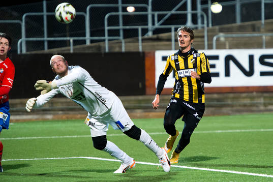 Östers målvakt Rasmus Rydén kastar sig
