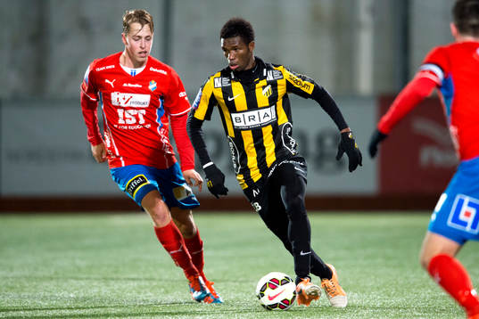 Östers Robin Strömberg jagar Häckens Mohammed Abubakari