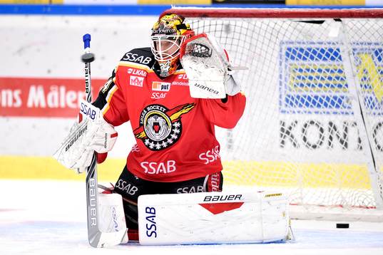 Luleås målvakt Joel Lassinantti på uppvärmningen innan