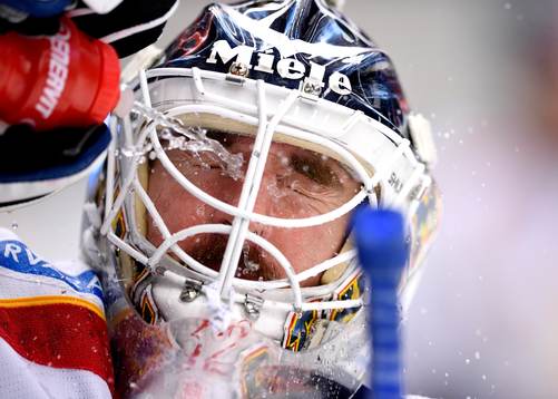 Djurgårdens målvakt Mikael Tellqvist på uppvärmningen