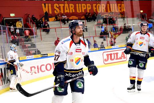 Djurgårdens Mikael Samuelsson på uppvärmningen innan