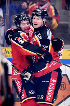 Luleås Jonathan Granström gratulerar Lennart Petrell